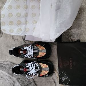 Versace chain reaction